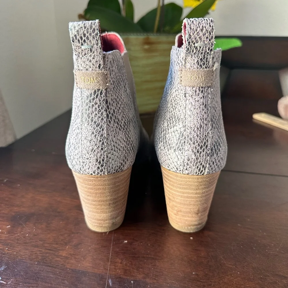 Toms Snake-Texture Light Gray Chelsea Booties